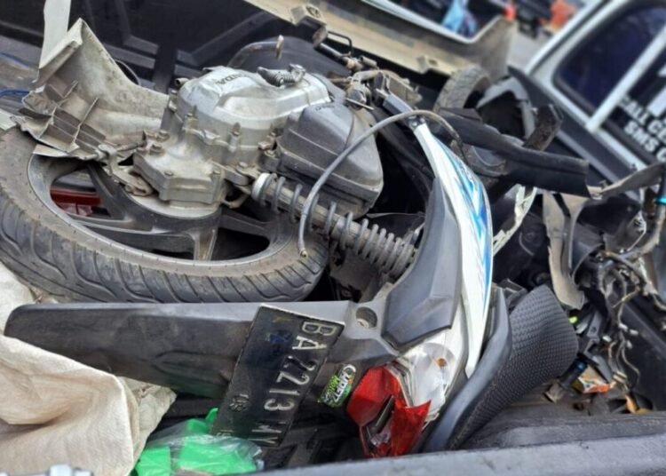 Motor yang digunakan tukang ojek rusak parah setelah bertabrakan dengan mobil di Jalan Tan Malaka, Jorong Tabek Panjang, Nagari Koto Baru Simalanggang, Kecamatan Payakumbuh, Limapuluh Kota, pada Jumat (7/11/2025) sekitar pukul 00.30 WIB. Foto: Polres Payakumbuh