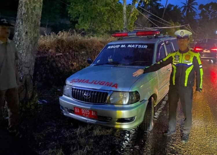 Ambulans RSUD M. Natsir Kota Solok bertabrakan dengan mobil Daihatsu Terios di Jalan Solok—Padang, Jorong Sungai Rotan, Nagagari Cupak, Kecamatan Gunung Talang, Kabupaten Solok, Sabtu (8/11) sekitar pukul 17.30 WIB. Foto: Polres Solok