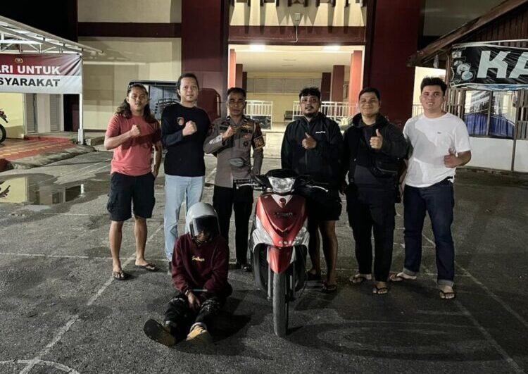 Polisi menangkap pria berinisial B, terduga pencuri sepeda motor, di Nagari Selayo Tenang Bukit Sileh, Kecamatan Lembang Jaya, Kabupaten Solok, pada Minggu (9/11) sekitar pukul 1.00 WIB.