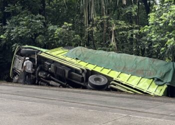 Truk Bermuatan Semen Terperosok ke Parit di Jalan Padang–Solok, Sopir Belum Ditemukan