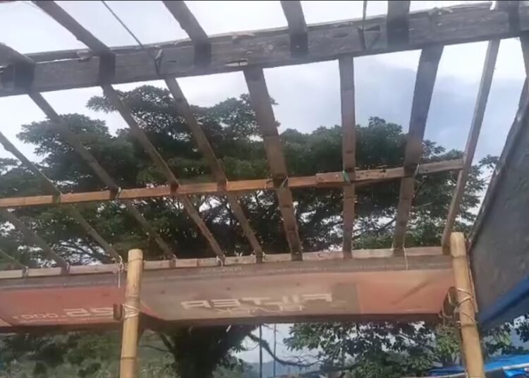 Atap rumah warga di Kecamatan Bungus Teluk Kabung, Padang, rusak akibat diterjang angin puting beliung, Minggu (9/11/2025).