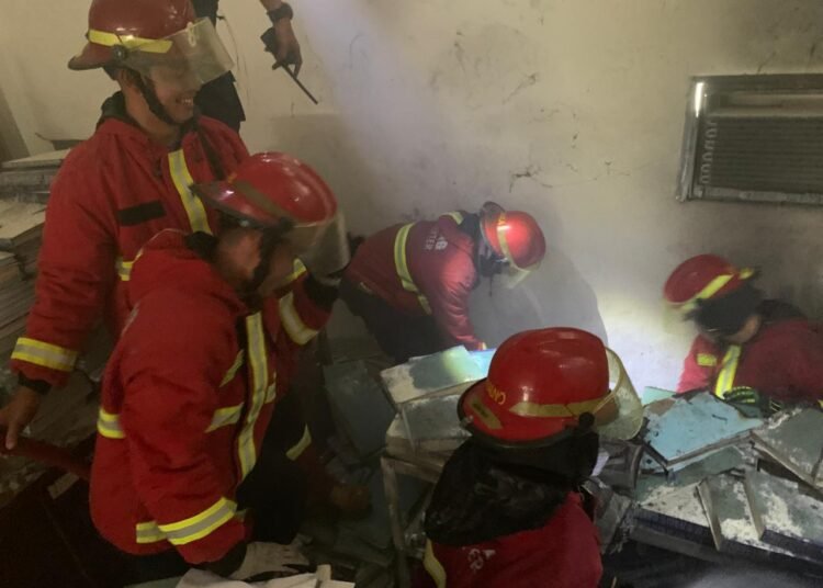 Proses pemadaman kebakaran di gudang arsip milik PLN UID Sumbar di Jalan Wahidin, Kelurahan Sawahan Timur, Kecamatan Padang Timur, Padang, Selasa (11/11/2025) pagi. Foto: Damkar Padang