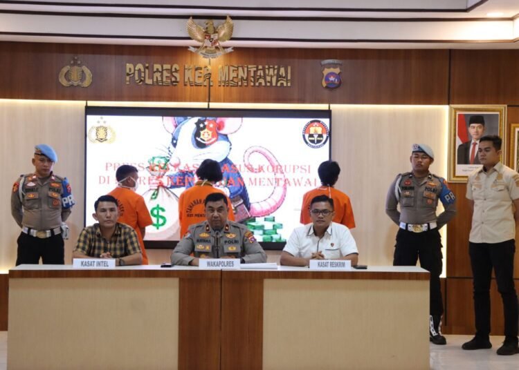 Polisi menetapkan tiga perangkat Desa Madobag, Kecamatan Siberut Selatan, Kepulauan Mentawai, sebagai tersangka dalam kasus dugaan tindak pidana korupsi penyelewengan anggaran pendapatan dan belanja desa (APBDes) tahun anggaran 2022 dan 2023. Foto: Polres Mentawai