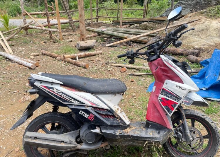 Sebuah sepeda motor terjatuh di Jalan Baru Sariak Bayang, Pesisir Selatan–Alahan Panjang Kelok S, Nagari Sariak Bayang, Kecamatan Lembah Gumanti, Kabupaten Solok, pada Rabu (12/11) sekitar pukul 18.00 WIB. Foto: Polres Solok