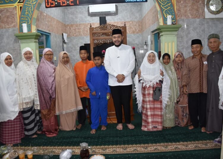 Wali Kota Padang, Fadly Amran, saat memantau program Subuh Mubarakah di Masjid Taufiq Kayu Gadang, Kelurahan Pasar Ambacang, Kecamatan Kuranji, Jumat (14/11/2025).