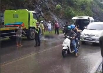 Kecelakaan Lalu Lintas di Jalan Raya Padang-Solok, Pengendara Tergeletak