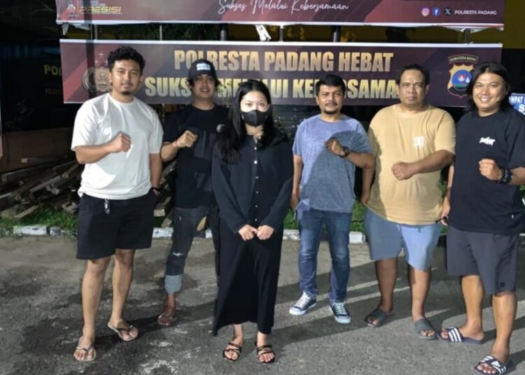 Polisi menangkap perempuan yang diduga mencuri di X Mart Ulak Karang, Kota Padang. Petugas menangkap perempuan berinisial SF (22) itu pada Sabtu (15/11/2025) sekitar pukul 20.00 WIB setelah memastikan identitas pelaku melalui rekaman kamera pengintai. Foto: Polresta Padang