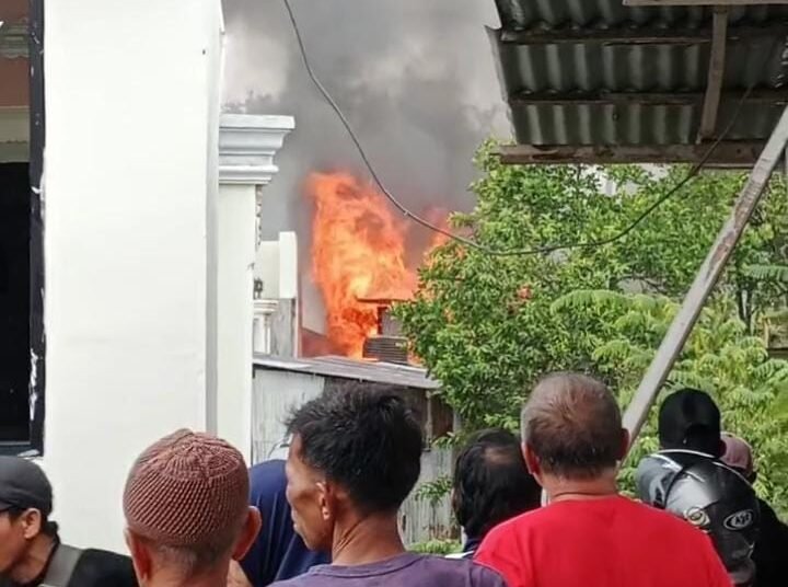 Kebakaran di kawasan pemukiman padat penduduk di belakang Atiyan Hotel Syariah, Pulai Anak Air, Kecamatan Mandiangin Koto Selayan, Bukittinggi, pada Senin (17/11/2025) siang. Foto: Ist