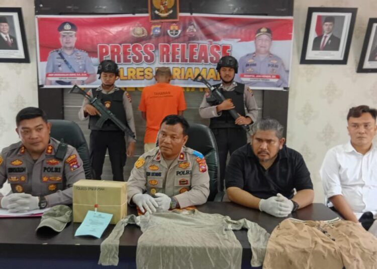 Polres Pariaman menggelar jumpa pers di markasnya pada Senin (17/11) tentang pengungkapan kasus pembunuhan di Batang Gasan, Padang Pariaman. Foto: Rendi Hakimi Sadri