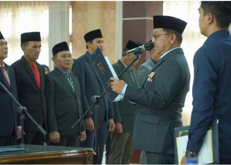 Bupati Solok Selatan, H. Khairunas, melantik 16 Pejabat Pimpinan Tinggi Pratama di Aula Sarantau Sasurambi, Kantor Bupati, Senin (17/11/2025).