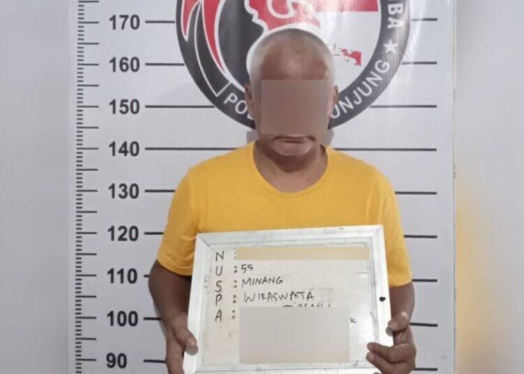 Polisi menangkap seorang pria di rumahnya di Jorong Talang, Nagari Sungai Lansek, Kecamatan Kamang Baru, Sijunjung, pada Selasa (18/11) sekitar pukul 9.00 WIB. Foto: Polres Sijunjung