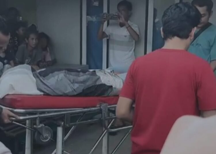 Polisi membawa jenazah pemuda yang ditemukan tewas tergantung di rumah kontrakannya di Korong Bintungan, Nagari Kasang, Kecamatan Batang Anai, Padang Pariaman, pada Selasa (18/11/2025) siang dengan ambulans.