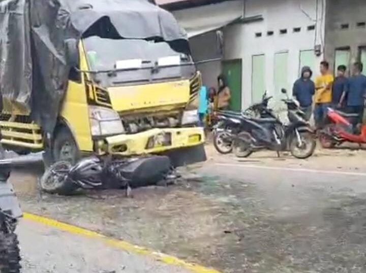 Sebuah video kecelakaan lalu lintas di Saok Laweh, Kecamatan Kubang, Kabupaten Solok, beredar di media sosial pada Rabu (19/11). Peristiwa tersebut melibatkan sepeda motor dan sebuah truk berwarna kuning. Foto: Tangkapan layar media sosial