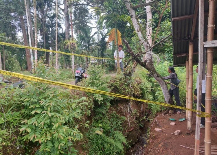 TKP pria asal Kampung Tangah, Nagari III Koto Aur Malintang Timur, Kecamatan IV Koto Aur Malintang, Kabupaten Padang Pariaman, ditemukan tewas tergantung pada Rabu (19/11/2025) sekitar pukul 06.30 WIB. Foto: Polsek IV Koto Aur Malintang