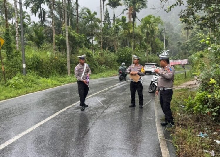 Polisi melakukan olah tempat kejadian perkara di tempat kecelakaan di dekat objek wisata Air Tigo Raso di Jorong Muko-Muko, Nagari Koto Malintang, Kecamatan Tanjung Raya, Agam, Rabu (19/11) pagi. Foto: Polres Agam