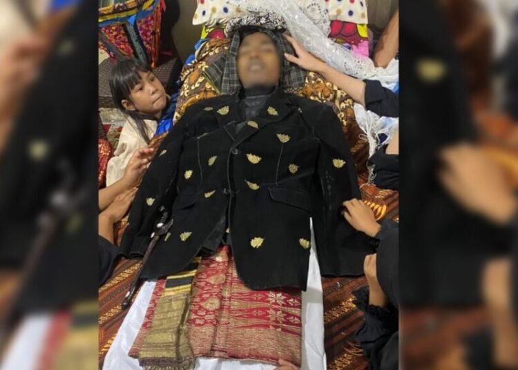 Jenazah Deki Fatriansyah (29 tahun), korban penusukan di Kelurahan Tanah Garam, Kecamatan Lubuk Sikarah, Kota Solok, dipasangkan pakaian pengantin oleh keluarganya pada Selasa (18/11) pagi. Foto: Dokumentasi keluarga