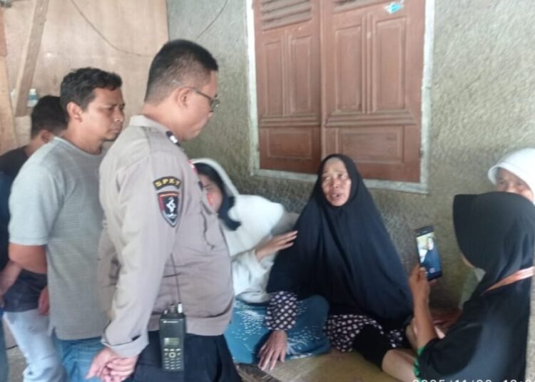 Polisi menyambangi wanita lansia korban perampokan di Pasar Biaro, Jorong Biaro, Nagari Biaro Gadang, Kecamatan Ampek Angkek, Agam, pada Kamis (20/11) pagi. Foto: Polsek Ampek Angkek