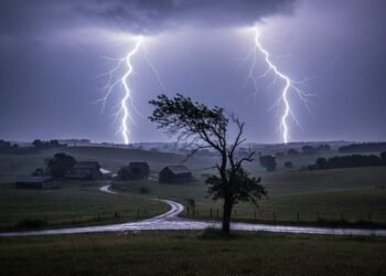 Prakiraan Cuaca Padang Hari Ini, 23 November 2025: Hujan Petir di Seluruh Wilayah