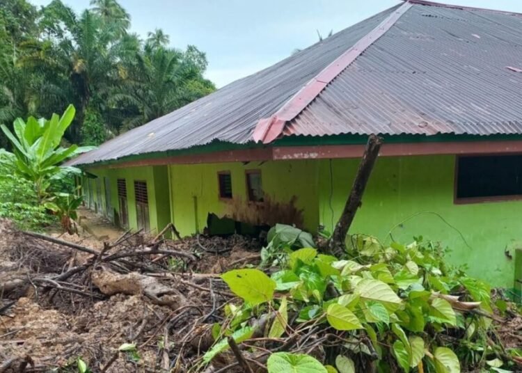 SDN 10 Batang Gasan di Padang Pariaman dihantam longsor pada Minggu (23/11/2025) siang. Akibatnya, satu ruang kelas rusak.