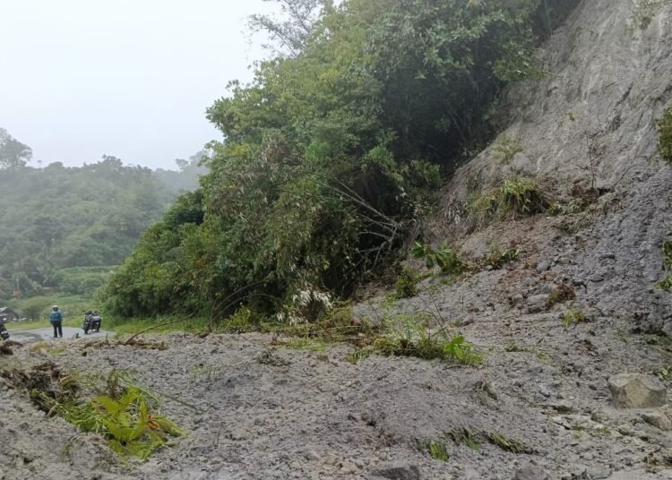 Jalan alternatif Padang–Bukittinggi via Malalak–Sicincin lumpuh total setelah terjadi longsor di sejumlah titik pada Senin (24/11/2025).