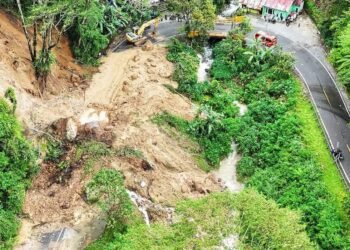 Jalan Padang–Alahan Panjang Lumpuh Total Akibat Longsor