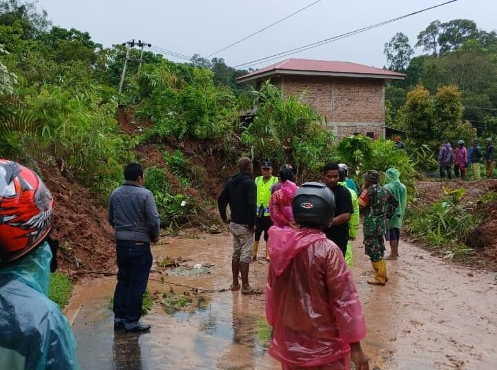Satu unit rumah di Jorong Paninggiran Bawah, Nagari Nan Limo, Kecamatan Palupuh, Kabupaten Agam tertimbun material longsor pada Selasa (25/11).