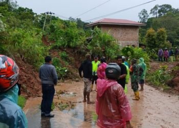 Rumah di Agam Tertimbun Longsor, Penghuni Belum Ditemukan