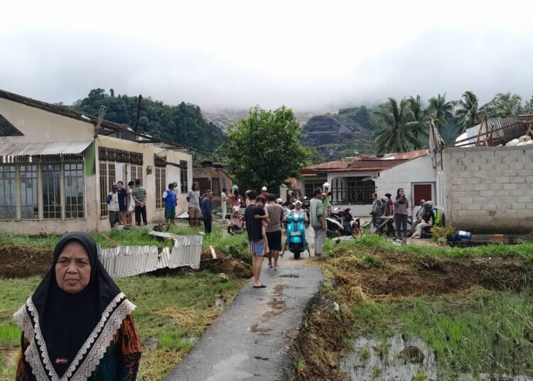 Angin puting beliung melanda RT 03 RW 01 Kelurahan Batu Gadang, Kecamatan Lubuk Kilangan, Kota Padang, pada Rabu (26/11/2025). Foto: Ist