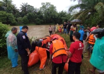 Warga Agam Hanyut Saat Seberangkan Sapi di Sungai