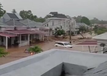 Banjir Landa Lubuk Minturun Padang, Rumah Terendam dan Mobil Terseret Arus