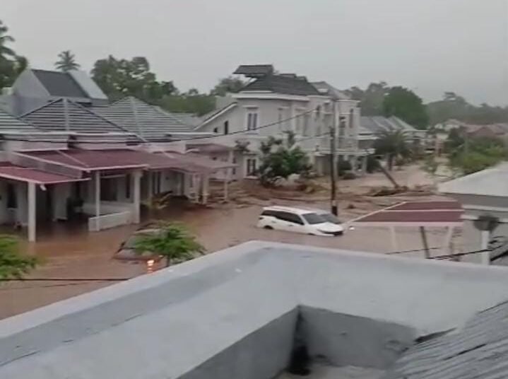 Hujan deras menerjang Kelurahan Lubuk Minturun, Kecamatan Koto Tangah, Padang, pada Kamis (27/11) pagi dan memicu banjir di sejumlah titik. Foto: Ist