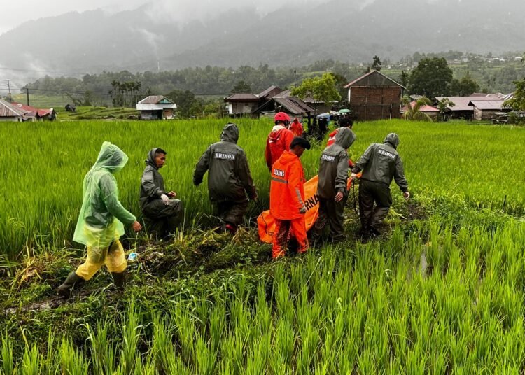 Evekuasi korban terdampak banjir bandang di Malalak. Foto: Basarnas Padang
