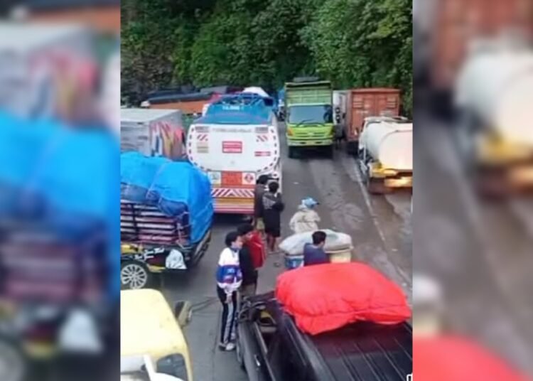 Kecelakaan beruntun terjadi di Jalan Padang–Solok, tepatnya di kawasan Sitinjau Lauik, Padang, pada Minggu (30/11) dini hari. Akibat insiden ini, jalur dari kedua arah mengalami kemacetan parah. Foto: Ist
