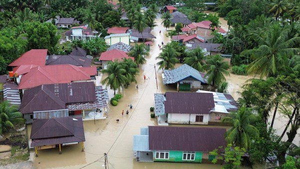Puluhan rumah warga terendam banjir di Pariaman beberapa hari lalu. Foto: Ist