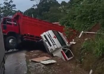 Kecelakaan Beruntun di Jalan Padang–Solok, Sopir Ambulans Bawa Korban Banjir Tewas