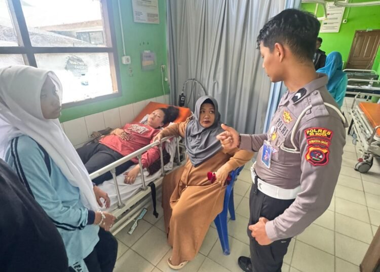 Salah satu korban kecelakaan di Tanjung Pati Limapuluh Kota menjalani perawatan, Sabtu (8/11/2025).