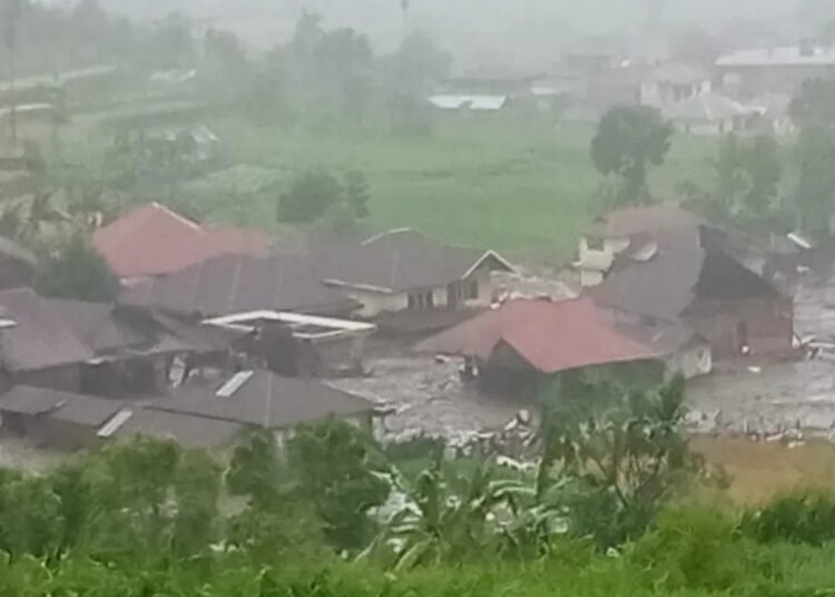 Tangkapan layar video galodo melanda Kecamatan Malalak, Agam, Rabu (26/11/2025).