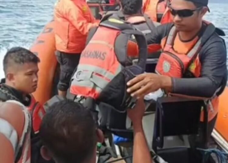Enam anak buah kapal (ABK) Boat Tempel Primadona Air Bangis ditemukan selamat setelah sebelumnya dilaporkan hilang kontak dalam perjalanan dari Pulau Tanahmasa Nias menuju Air Bangis, Pasaman Barat, pada Kamis (20/11/2025). Foto: tangkapan layar video Basarnas.