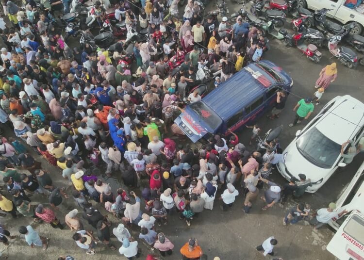 Warga menyambut nelayan Pasaman Barat yang berhasil ditemukan oleh petugas gabungan, Jumat (21/11/2025).