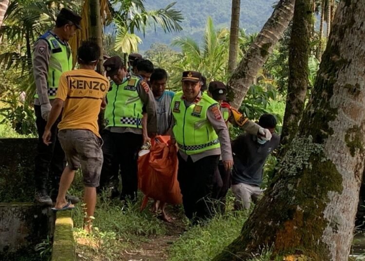 Petugas mengevakuasi korban galodo yang ditemukan di Sungai Batang Anai Kawasan Kayu Tanam Padang Pariaman, Sabtu  (29/11/2025).
