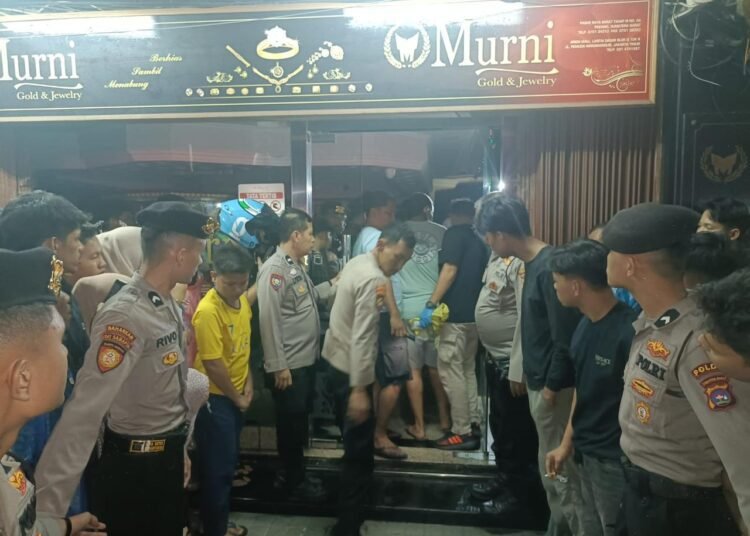 Petugas mengevakuasi jasad teknisi CCTV yang ditemukan meninggal dunia saat memperbaiki perangkat di loteng Toko Mas Murni, kawasan Pasar Raya Padang, Rabu (26/11/2025).