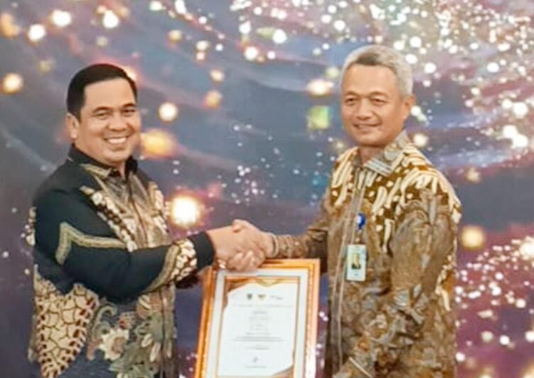 Direktur Operasional Bank Nagari, Zilfa Efrizon, menerima penghargaan Terbaik I Paritrana Award 2024 Provinsi Sumatera Barat Kategori Usaha Skala Besar, Senin (17/11/2025).