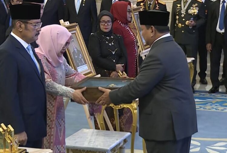 Upacara penganugerahan gelar pahlawan nasional tahun 2025 di Istana Negara, Jakarta Pusat, Senin (10/11/2025). (Foto: Tangkapan layar Youtube Sekretariat Presiden)