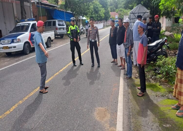 Polisi melakukan olah TKP lokasi kecelakaan lalu lintas di Jalan Raya Padang Panjang–Solok di Nagari Simawang, Kecamatan Rambatan, Kabupaten Tanah Datar, Sabtu (13/12/2025).