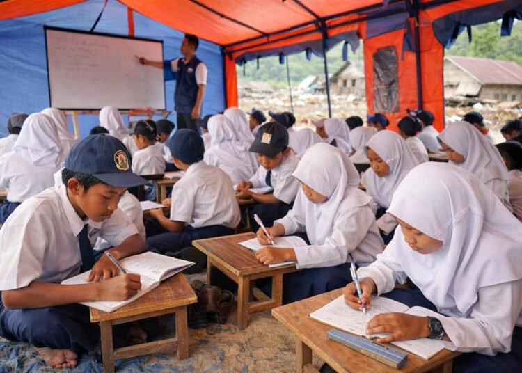 Ilustrasi pelajar belajar di tenda darurat. Foto: AI
