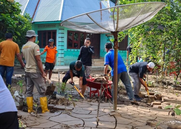 Pemko Pariaman (Pemko) melibatkan Aparatur Sipil Negara (ASN) untuk berpartisipasi aktif membersihkan rumah warga yang terdampak banjir di daerah tersebut, Rabu (3/12/2025) pagi.