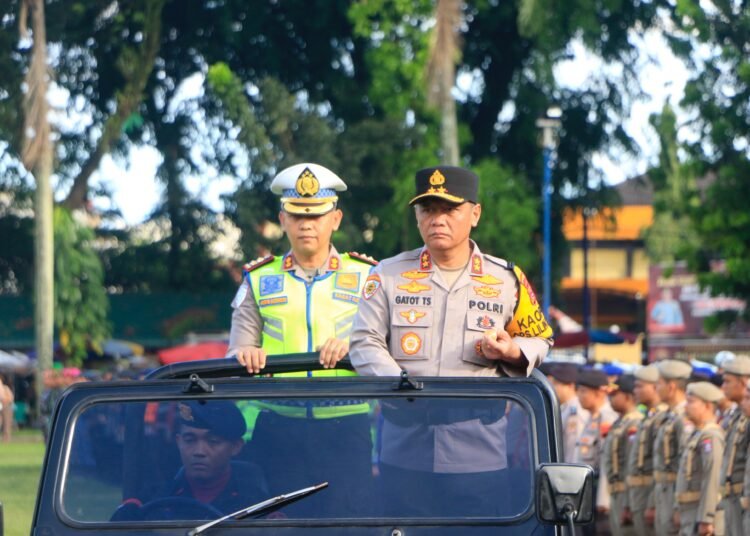 Kapolda Sumatera Barat Irjen Pol Gatot Tri Suryanta memimpin saat apel kesiapan pasukan di Lapangan RTH Imam Bonjol, Padang, Jumat (19/12/2025).