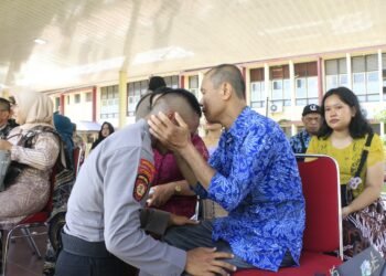 Air Mata Ayah Tukang Becak Mengiringi Pelantikan Anaknya sebagai Polisi Berprestasi di SPN