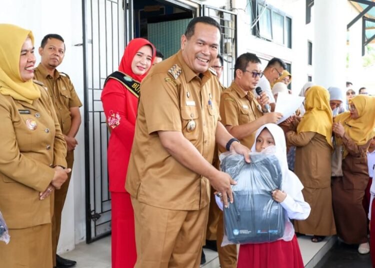 Wali Kota Pariaman, Yota Balad, menyerahkan secara simbolis perlengkapan sekolah kepada 100 anak Pendidikan Anak Usia Dini (PAUD) dan siswa kelas 1 Sekolah Dasar (SD) yang terdampak banjir serta berasal dari keluarga kurang mampu.