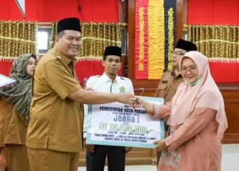 Wali Kota Pariaman Serahkan Bonus MTQ untuk Kafilah